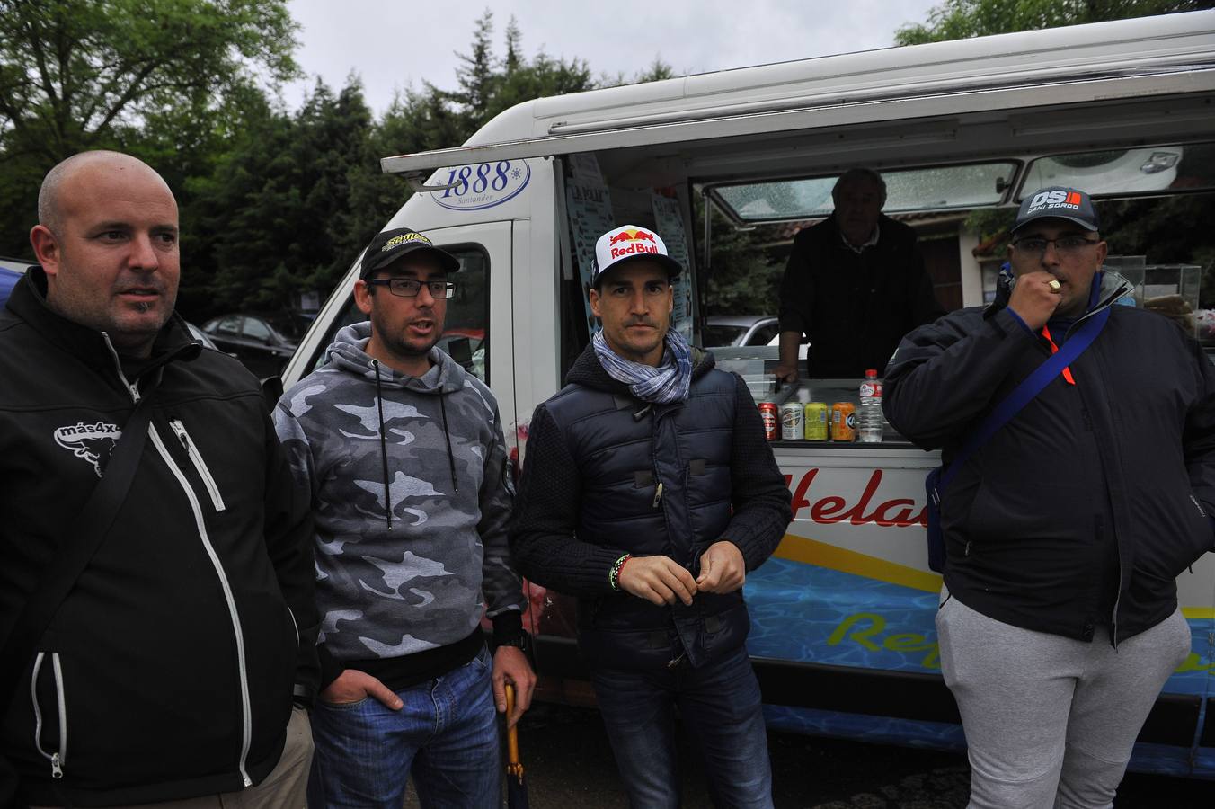 El Rally Trasmiera volvió a ser una auténtica fiesta de los clásicos sobre el asfalto, que ni la lluvia consiguió desluciar.