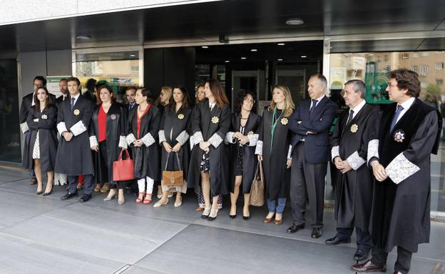 Jueces y Fiscales, concentrados a las puertas de la Ciudad de la Justicia de Almería para reclamar mejores medios y mayor independencia.