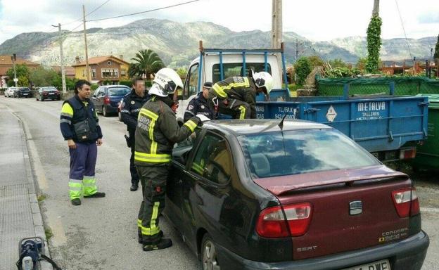 Los bomberos del 112, en el accidente de Los Corrales.