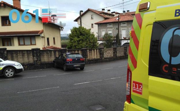 Coche empotrado contra un muro en Limpias.