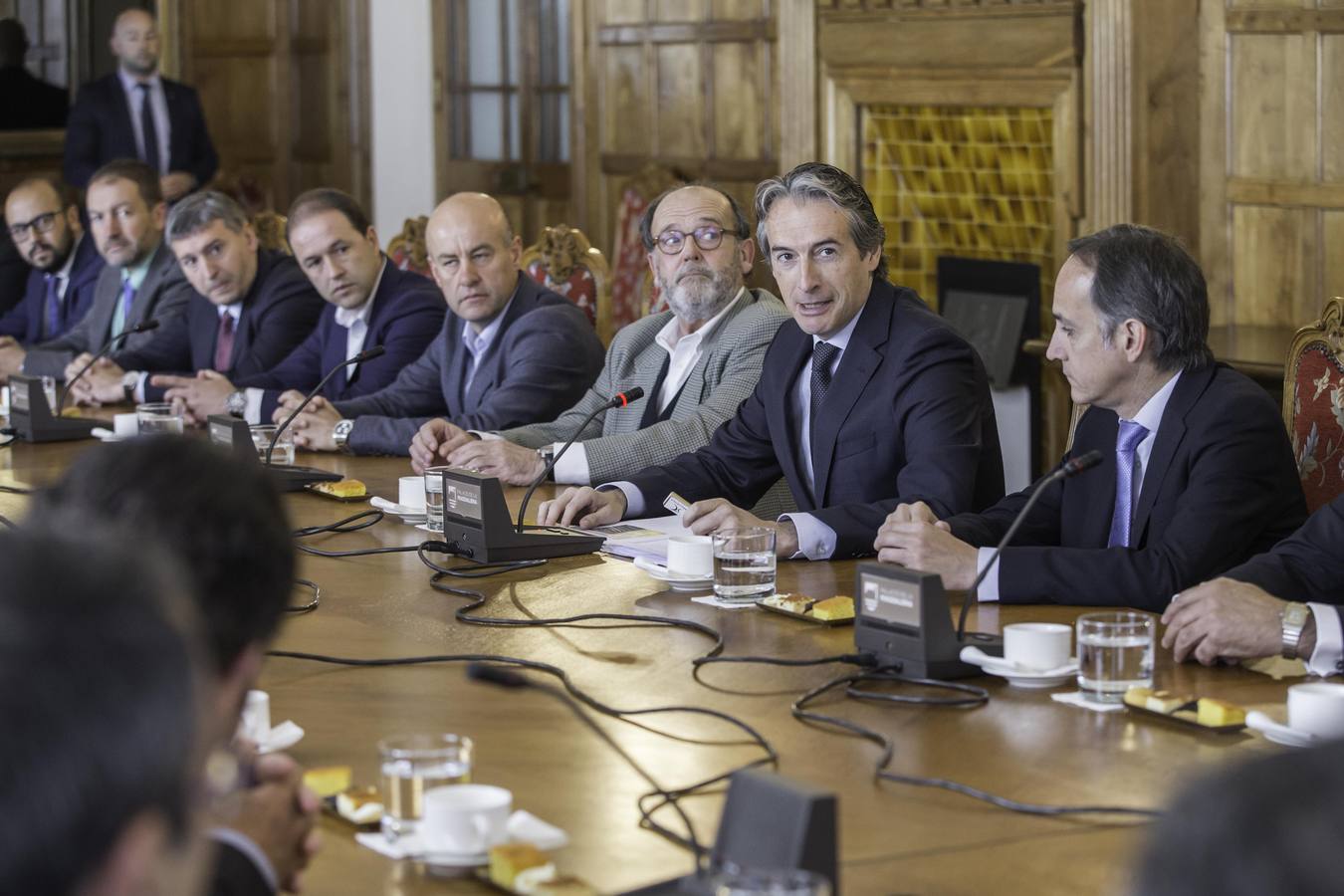 Fotos: El ministro de Fomento mantiene un encuentro con el sector empresarial y visita las obras de accesibilidad de la estación de Bezana