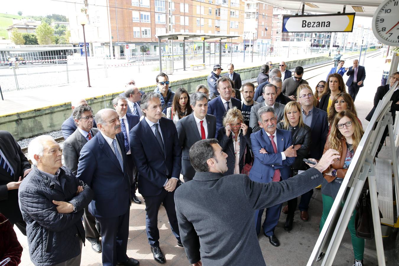 Fotos: El ministro de Fomento mantiene un encuentro con el sector empresarial y visita las obras de accesibilidad de la estación de Bezana