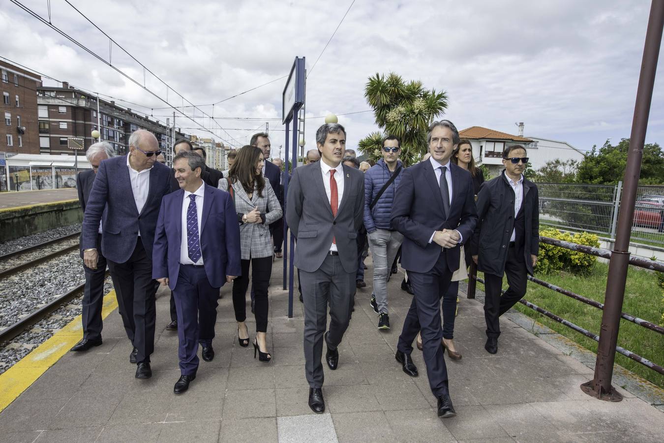 Fotos: El ministro de Fomento mantiene un encuentro con el sector empresarial y visita las obras de accesibilidad de la estación de Bezana