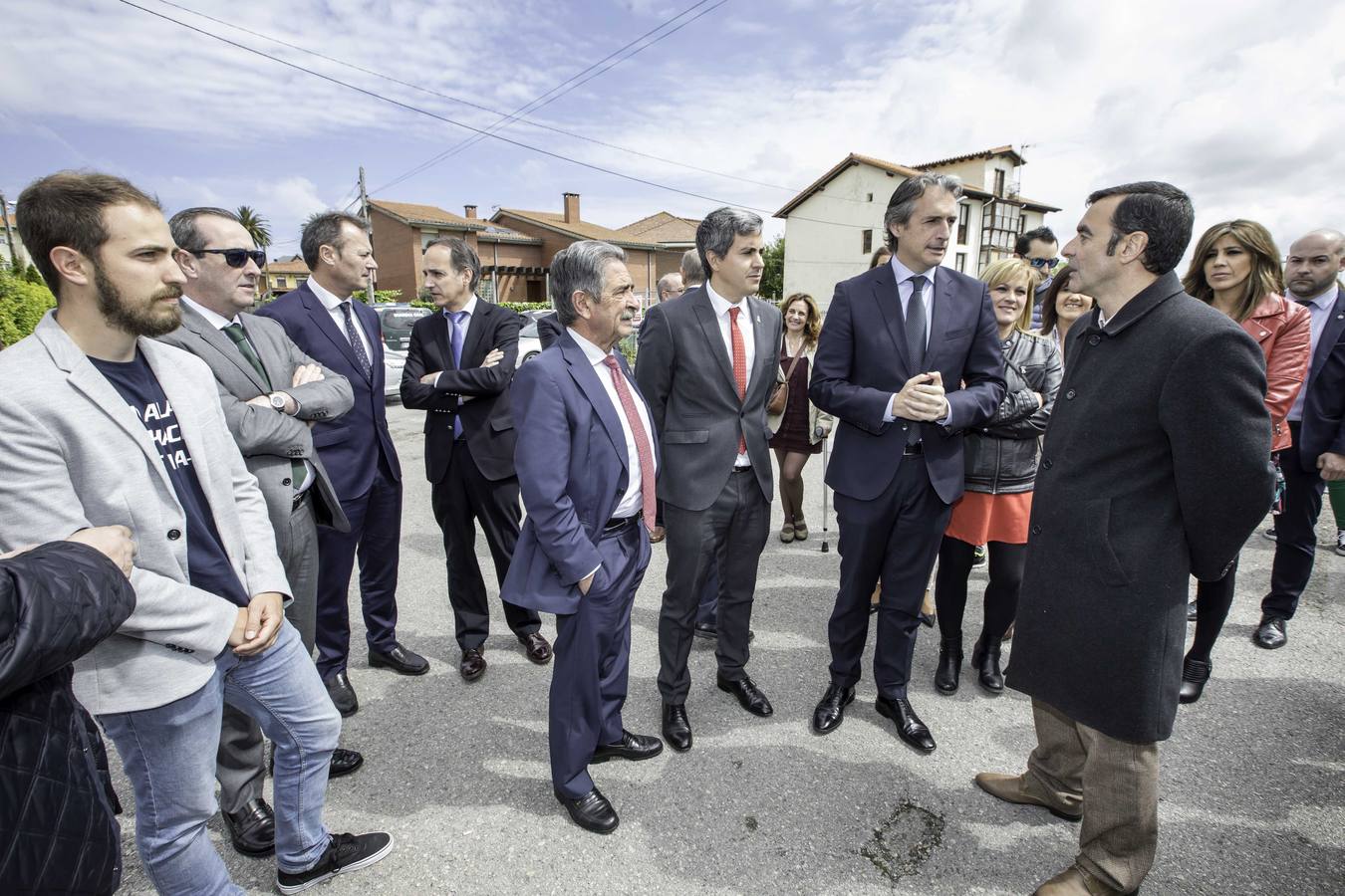 Fotos: El ministro de Fomento mantiene un encuentro con el sector empresarial y visita las obras de accesibilidad de la estación de Bezana