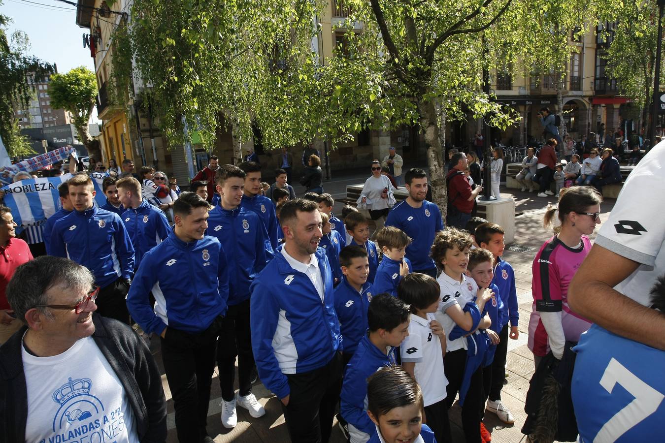 La plaza  Baldomero  Iglesias y sus alrededores sirven de escenario para rodar el anuncio de la Gimnástica para la fase de ascenso