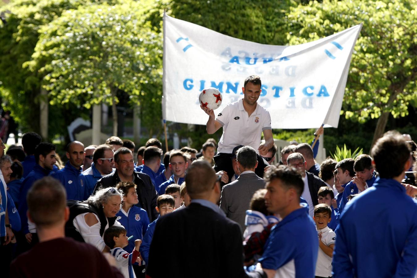 La plaza  Baldomero  Iglesias y sus alrededores sirven de escenario para rodar el anuncio de la Gimnástica para la fase de ascenso