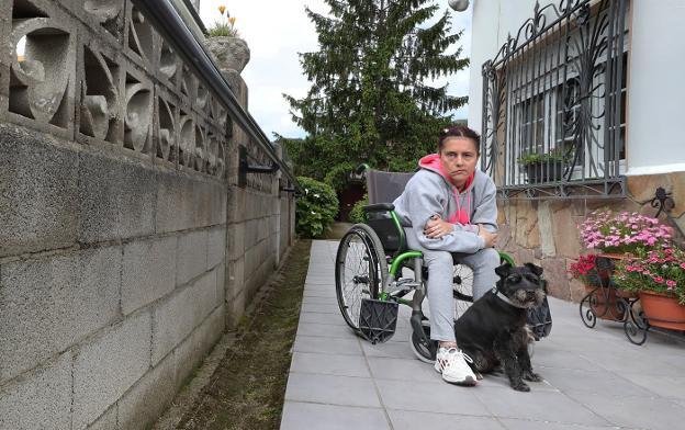 Susana Hoyos posa en el patio de su casa junto a su perro.