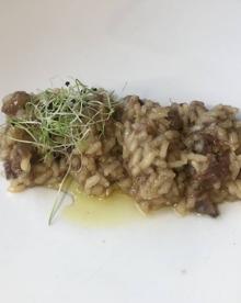 Imagen secundaria 2 - Arriba, costilla de vaca asada y glaseada con puré. Abajo, espárrago blanco con mahonesa de tudanca, y a la derecha, arroz meloso de rabo de vaca y perrechico.