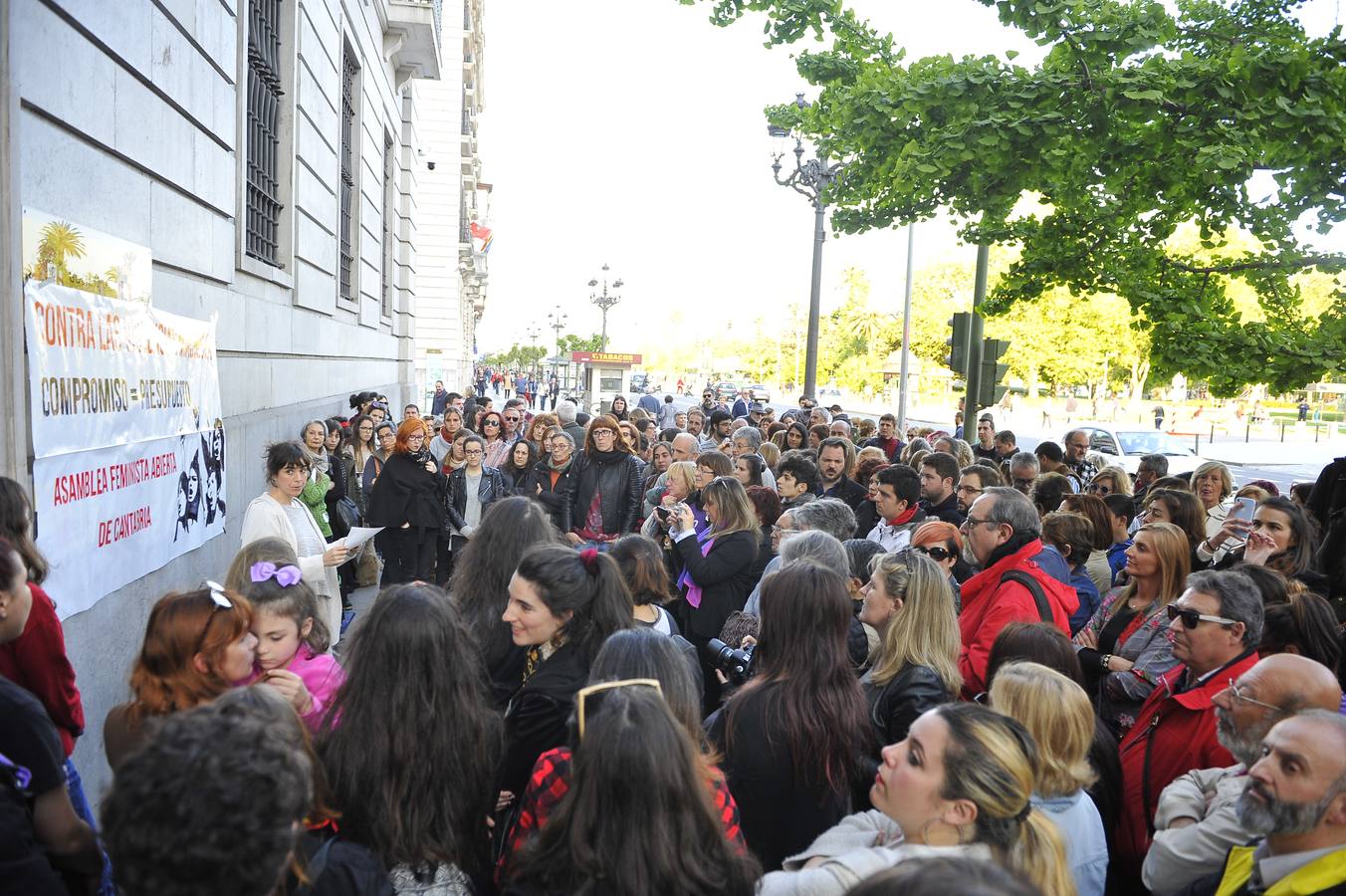 Fotos: Decenas de personas reclaman en Santander que se cumpla el presupuesto contra la violencia de género