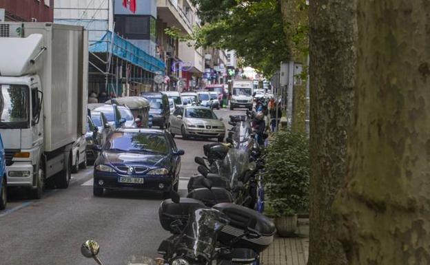 Imagen de la calle Vargas en la que el carril eliminaría los aparcamientos de motos y coches. 