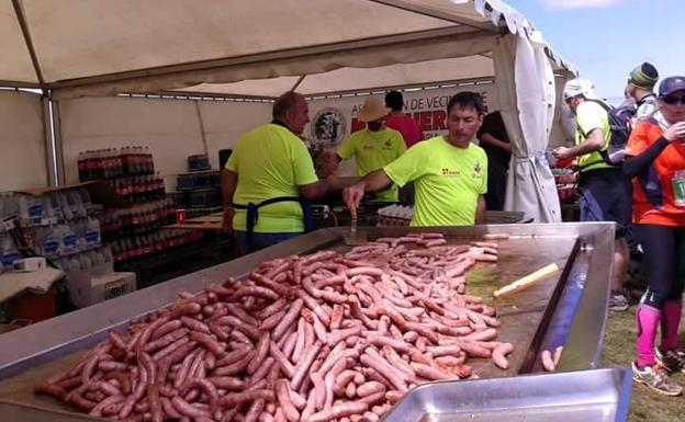 Cocinando salchichas en no de los puntos de avituallamiento de la prueba. 