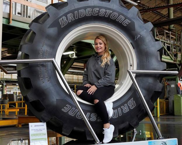 Lydia Valentín posa junto a uno neumático de Bridgestone en la fábrica de Puente San Miguel.