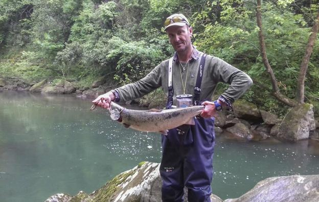 Javier Ruiz Moya, con un salmón capturado en el Coto de Covanchón, en el Pas, el pasado 8 de mayo. 