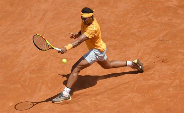 Nadal golpea la bola durante el partido ante Fognini.