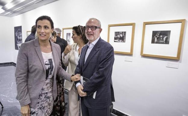 La alcaldesa Gema Igual y el empresario José María Lafuente, ayer, durante la inauguración de la muestra del CDIS sobre la obra fotográfica de Marianne Gast. 