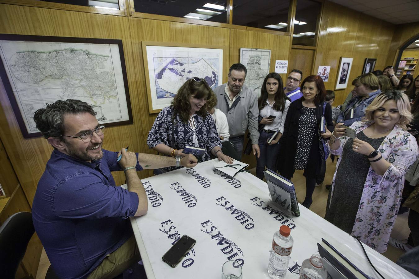 Fotos: Maxim Huerta presentó ayer su séptima novela en la librería Estvdio