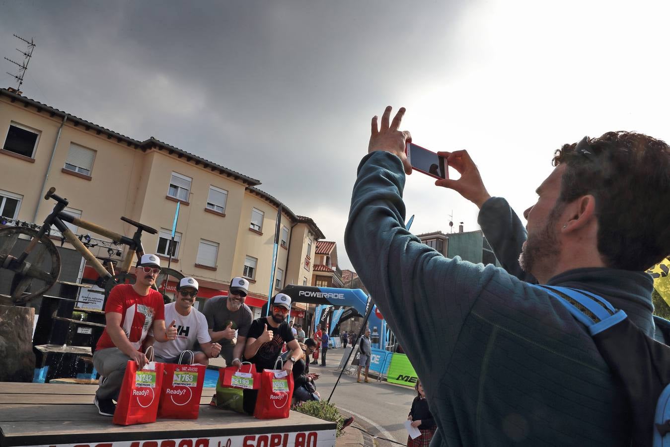 Miles de personas toman Cabezón de la Sal a la espera de que esta noche arranquen las pruebas más duras de Los 10.000 del Soplao