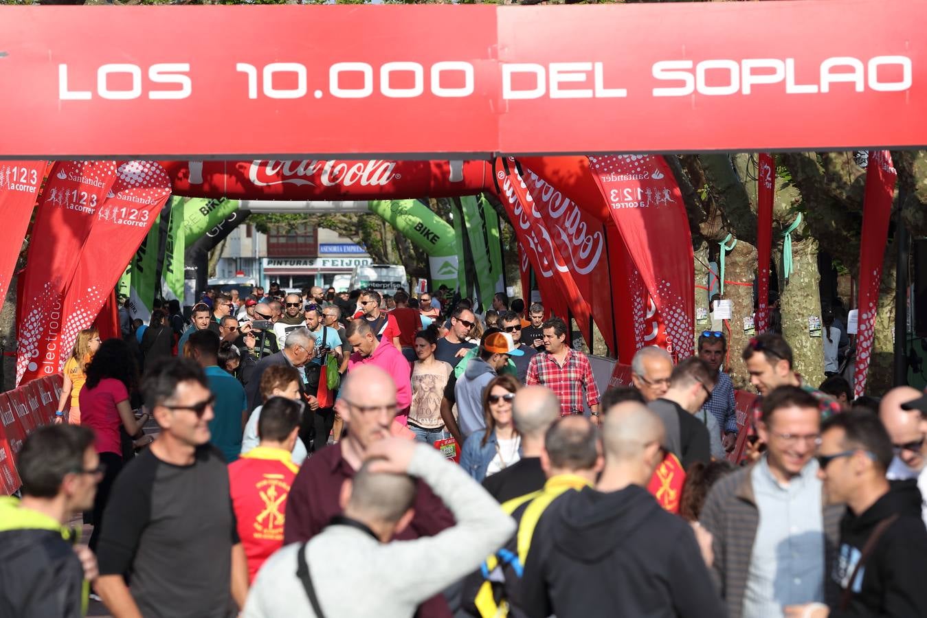 Miles de personas toman Cabezón de la Sal a la espera de que esta noche arranquen las pruebas más duras de Los 10.000 del Soplao