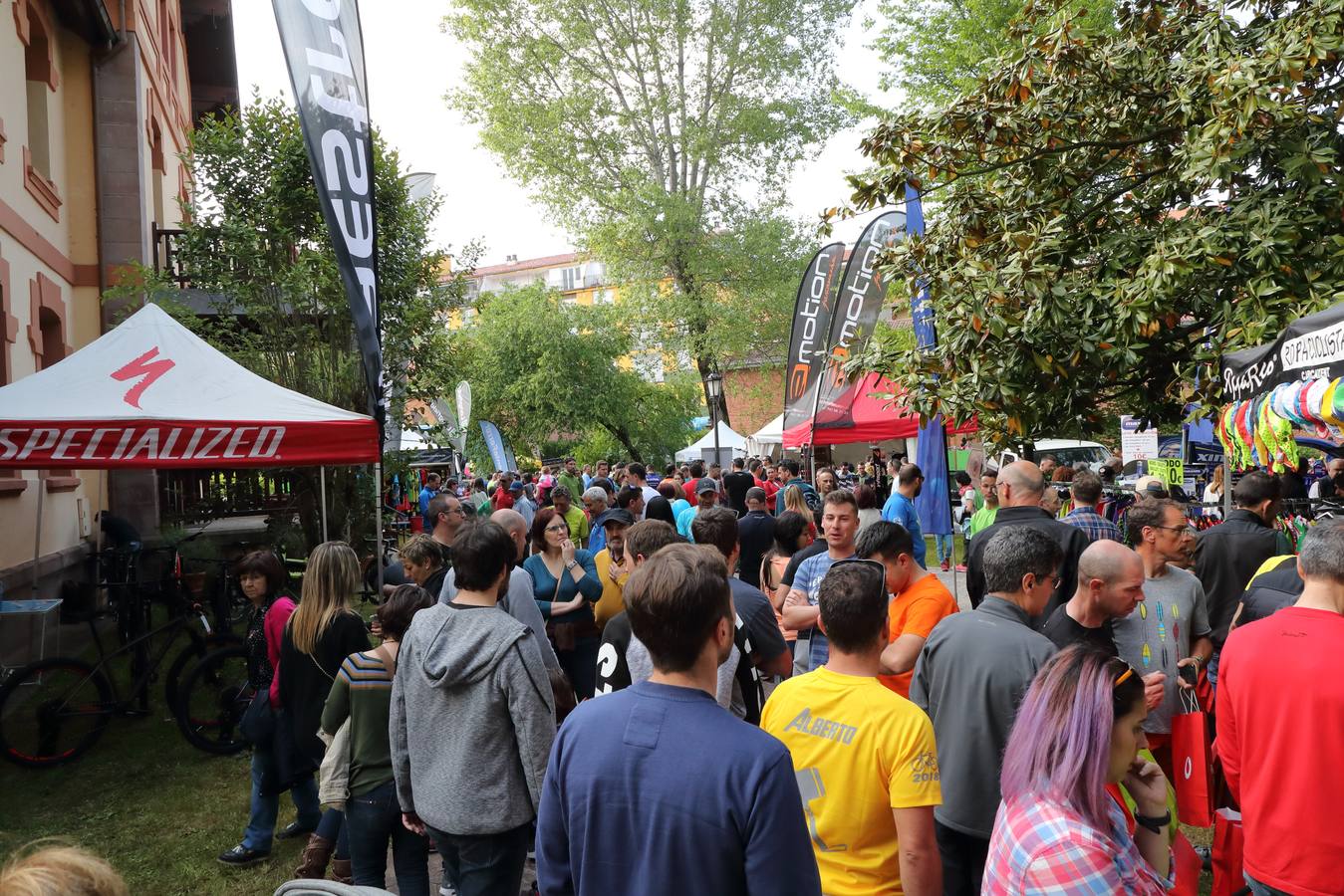 Miles de personas toman Cabezón de la Sal a la espera de que esta noche arranquen las pruebas más duras de Los 10.000 del Soplao