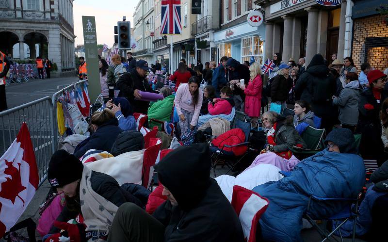 Miles de personas se concentran en la ciudad inglesa para esperar la llegada de Meghan Markle y el príncipe Enrique