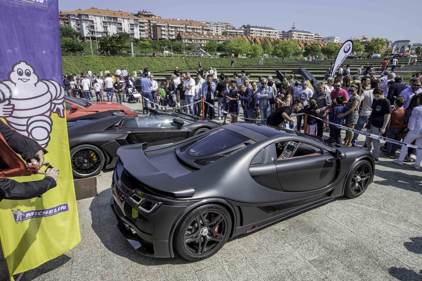 Coches como el Aston Martin DB11, el Ferrari F12 o el GTA Spano son algunos de los 160 deportivos que se han dado cita hoy en Santander. La XI edición de Superdeportivos Cantabria 'Ciudad de Santander' acoge diferentes rutas por la región y la concentración de esta mañana en el Parque de las Llamas.