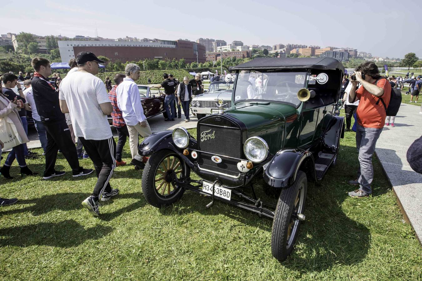 Coches como el Aston Martin DB11, el Ferrari F12 o el GTA Spano son algunos de los 160 deportivos que se han dado cita hoy en Santander. La XI edición de Superdeportivos Cantabria 'Ciudad de Santander' acoge diferentes rutas por la región y la concentración de esta mañana en el Parque de las Llamas.