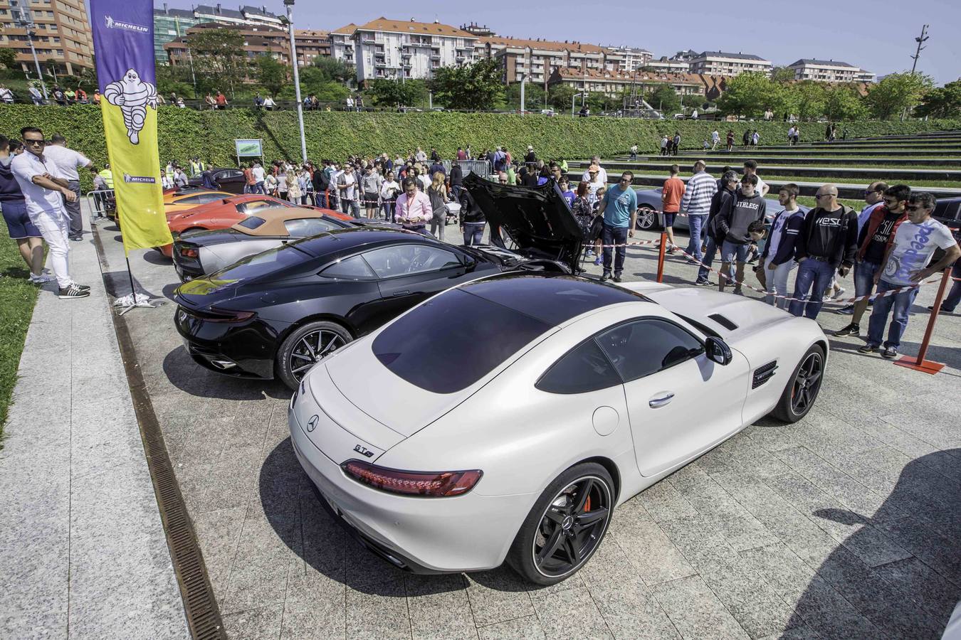 Coches como el Aston Martin DB11, el Ferrari F12 o el GTA Spano son algunos de los 160 deportivos que se han dado cita hoy en Santander. La XI edición de Superdeportivos Cantabria 'Ciudad de Santander' acoge diferentes rutas por la región y la concentración de esta mañana en el Parque de las Llamas.