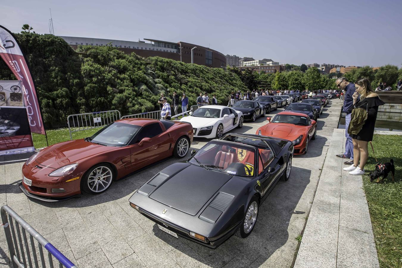 Coches como el Aston Martin DB11, el Ferrari F12 o el GTA Spano son algunos de los 160 deportivos que se han dado cita hoy en Santander. La XI edición de Superdeportivos Cantabria 'Ciudad de Santander' acoge diferentes rutas por la región y la concentración de esta mañana en el Parque de las Llamas.