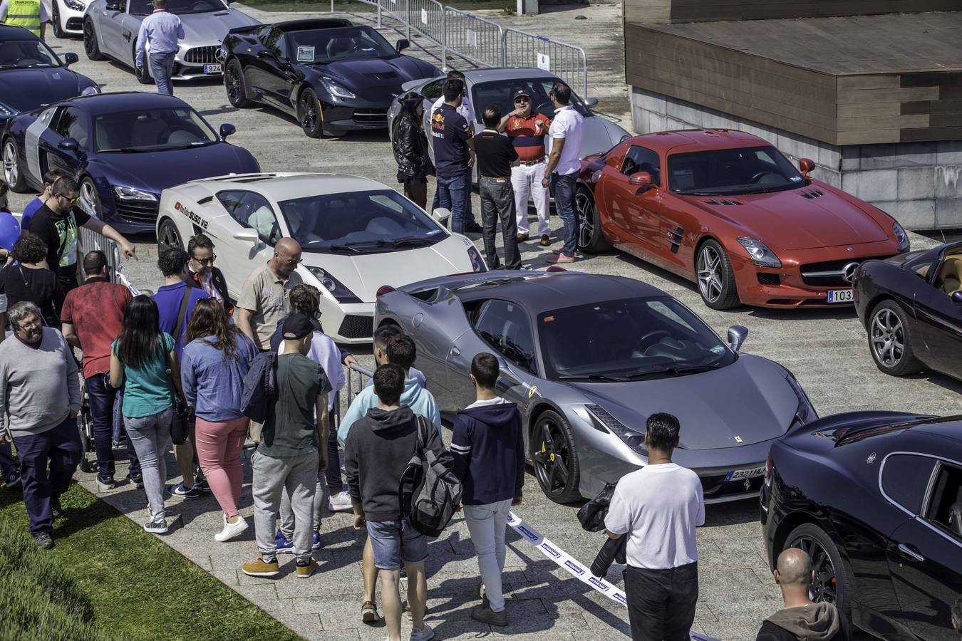 Coches como el Aston Martin DB11, el Ferrari F12 o el GTA Spano son algunos de los 160 deportivos que se han dado cita hoy en Santander. La XI edición de Superdeportivos Cantabria 'Ciudad de Santander' acoge diferentes rutas por la región y la concentración de esta mañana en el Parque de las Llamas.