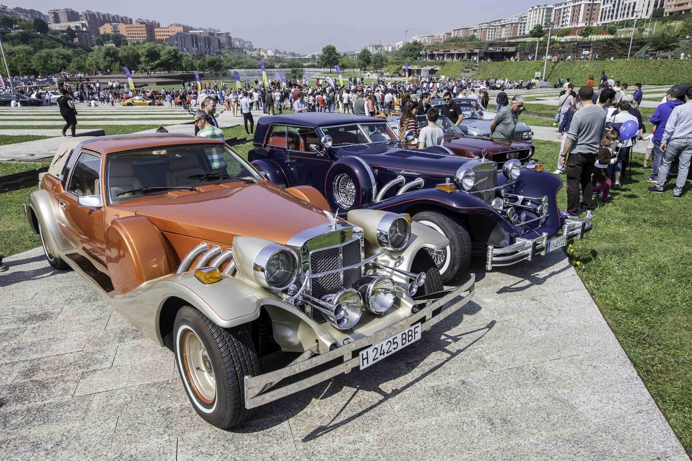 Coches como el Aston Martin DB11, el Ferrari F12 o el GTA Spano son algunos de los 160 deportivos que se han dado cita hoy en Santander. La XI edición de Superdeportivos Cantabria 'Ciudad de Santander' acoge diferentes rutas por la región y la concentración de esta mañana en el Parque de las Llamas.