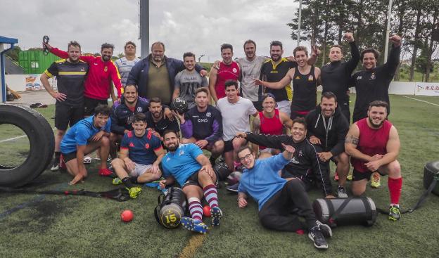 Jugadores y técnicos del Senor Independiente posan en uno de los entrenamientos de esta semana en San Román.