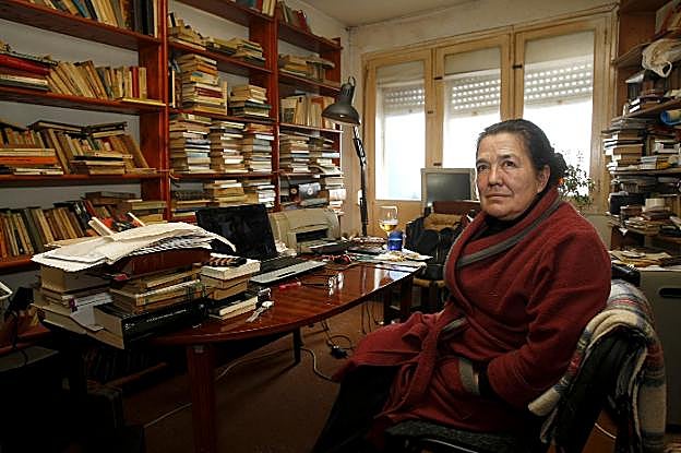 La vecina Mercedes Vicente permanece en el edificio preparada para abandonarlo.