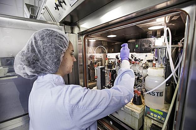 Laboratorio de síntesis. La responsable de la Unidad de Radiofarmacia, María de Arcocha, trabaja en una de las celdas de síntesis químicas. 