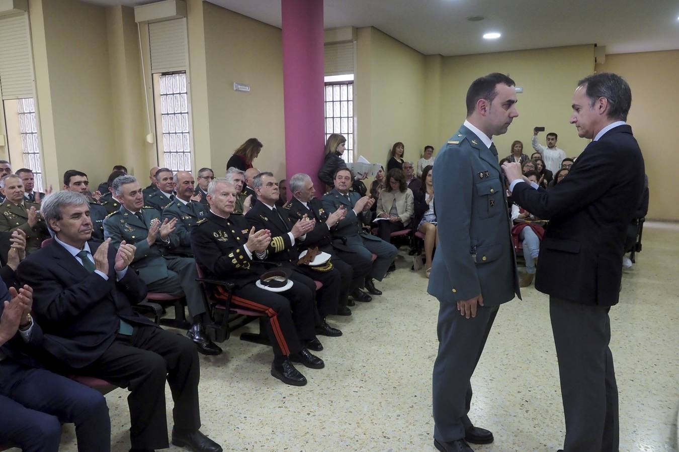 En la celebración del 174 cumpleaños de la Guardia Civil, celebrado en el acuartelamiento de Campogiro, este jueves, 17 de mayo, se impusieron 19 condecoraciones al mérito del Cuerpo de la Guardia Civil, incluida la de la fiscal superior, pero también al delegado en Cantabria de la empresa Prosegur, Jesús Isla, y a otros 17 componentes de este Cuerpo, que nació en el año 1844. 