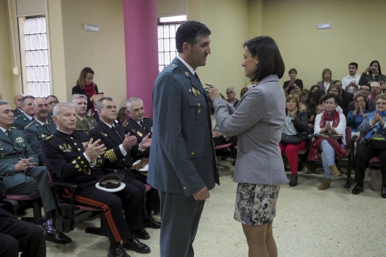 En la celebración del 174 cumpleaños de la Guardia Civil, celebrado en el acuartelamiento de Campogiro, este jueves, 17 de mayo, se impusieron 19 condecoraciones al mérito del Cuerpo de la Guardia Civil, incluida la de la fiscal superior, pero también al delegado en Cantabria de la empresa Prosegur, Jesús Isla, y a otros 17 componentes de este Cuerpo, que nació en el año 1844. 