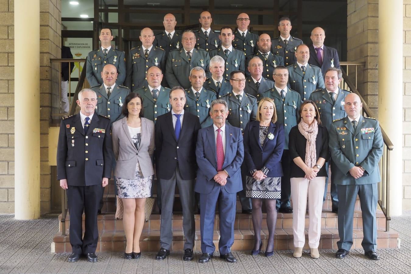 En la celebración del 174 cumpleaños de la Guardia Civil, celebrado en el acuartelamiento de Campogiro, este jueves, 17 de mayo, se impusieron 19 condecoraciones al mérito del Cuerpo de la Guardia Civil, incluida la de la fiscal superior, pero también al delegado en Cantabria de la empresa Prosegur, Jesús Isla, y a otros 17 componentes de este Cuerpo, que nació en el año 1844. 