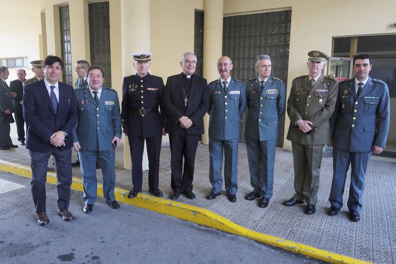 En la celebración del 174 cumpleaños de la Guardia Civil, celebrado en el acuartelamiento de Campogiro, este jueves, 17 de mayo, se impusieron 19 condecoraciones al mérito del Cuerpo de la Guardia Civil, incluida la de la fiscal superior, pero también al delegado en Cantabria de la empresa Prosegur, Jesús Isla, y a otros 17 componentes de este Cuerpo, que nació en el año 1844. 