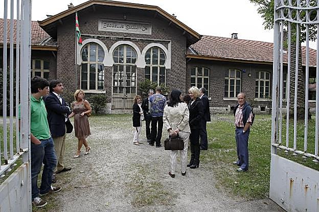 Solvay construyó sus antiguas escuelas junto a la fábrica de Barreda en 1914. :: luis palomeque