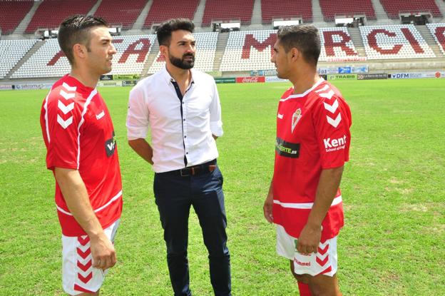 Guillermo Fernández Romo, en el centro, durante su etapa en el Real Murcia. 