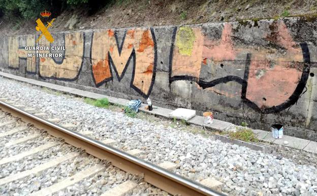 Seis jóvenes cortan el tráfico ferroviario en Somahoz al colarse para hacer pintadas