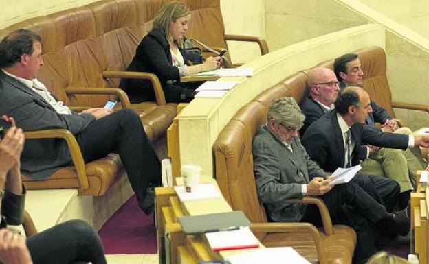 Imagen de la bancada popular, en el Pleno del Parlamento de esta tarde.