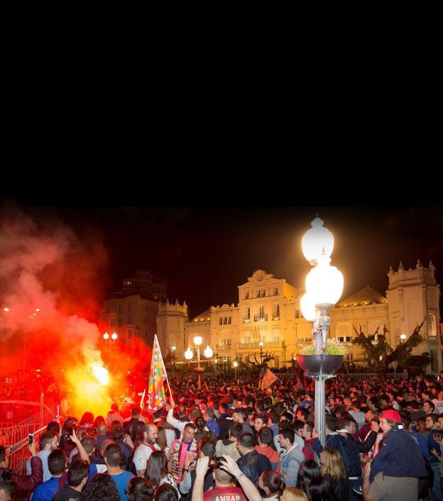 Aficionados de la S. D. Huesca celebran en la plaza Navarra el histórico ascenso de su equipo. 
