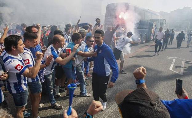 Recibimiento que los aficionados brindaron el pasado domingo a los jugadores antes del encuentro disputado en El Malecón.