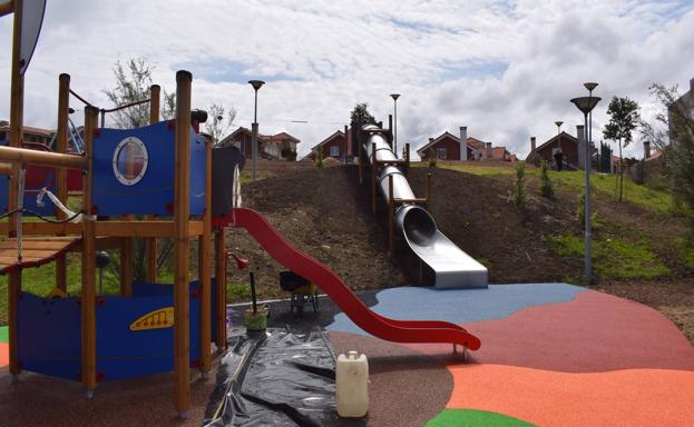 Últimos retoques al nuevo parque infantil de Liencres.