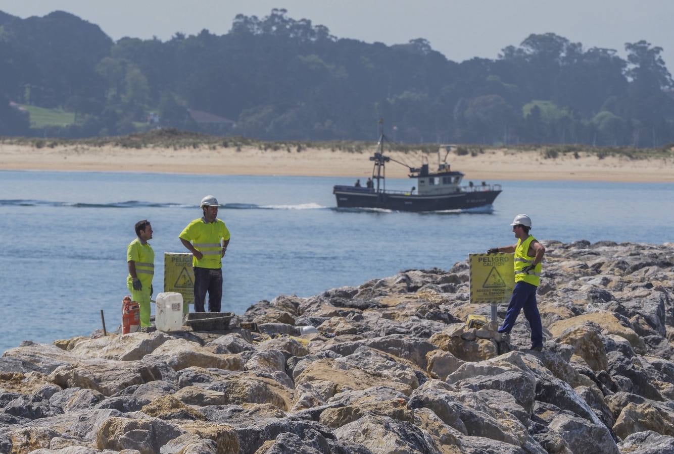 Con la playa llena otra vez de arena en la zona de La Magdalena, el vallado que impide el paso hoy en día podría retirarse para el fin de semana «o incluso antes» 