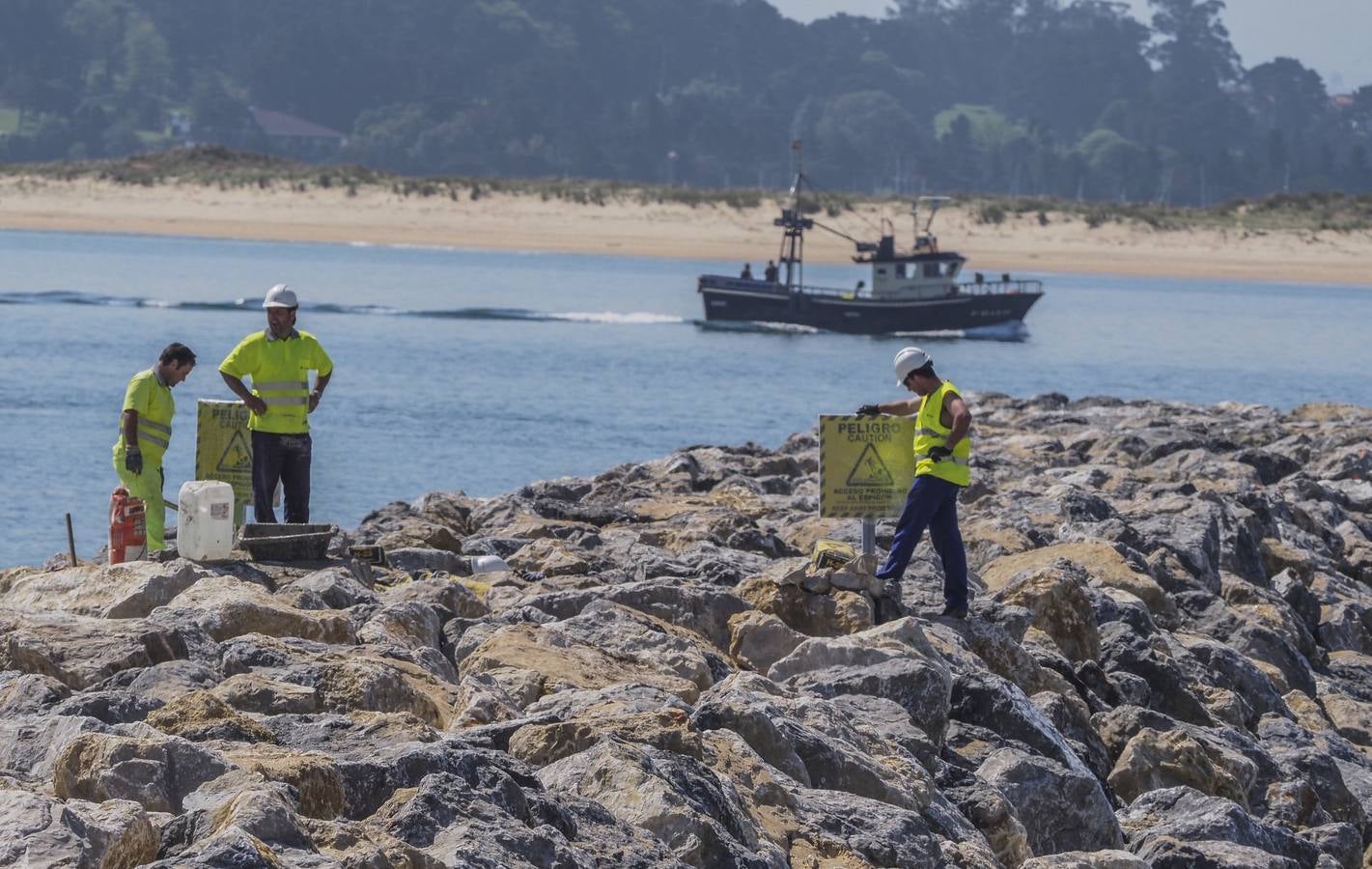 Con la playa llena otra vez de arena en la zona de La Magdalena, el vallado que impide el paso hoy en día podría retirarse para el fin de semana «o incluso antes» 