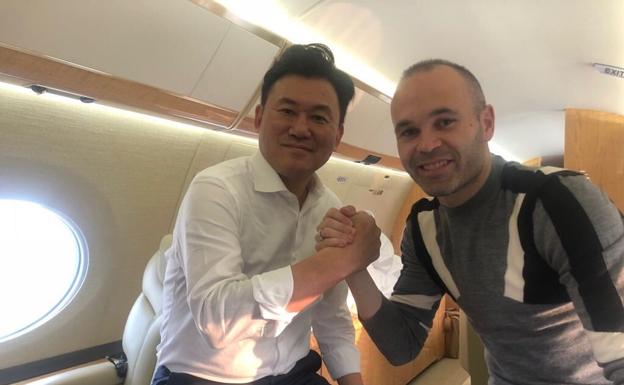 Andrés Iniesta y Hiroshi Mikitani, en pleno vuelo a Japón. 