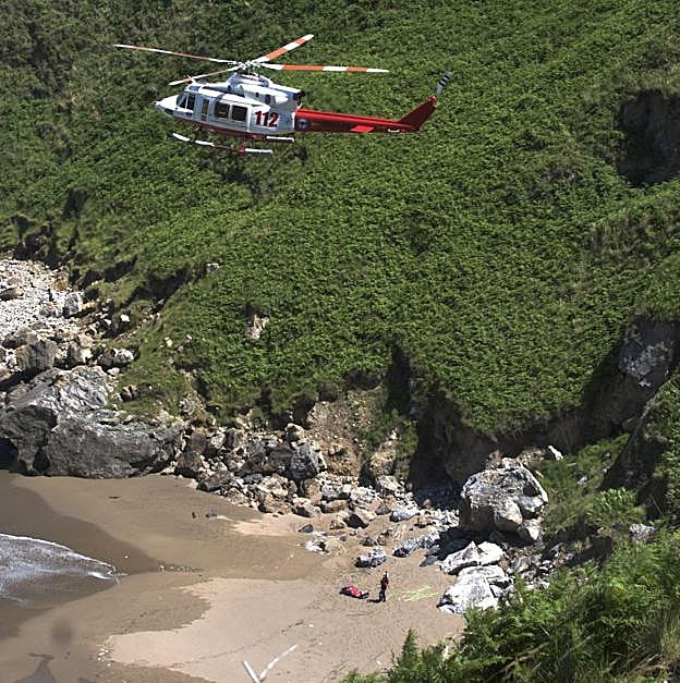 Imagen de archivo del helicóptero del servicio de rescate cántabro, en una intervención en una playa. 