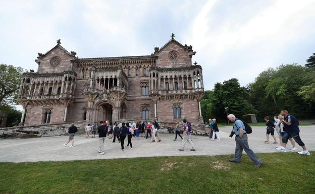 Imagen. Los cruceristas, en Comillas.