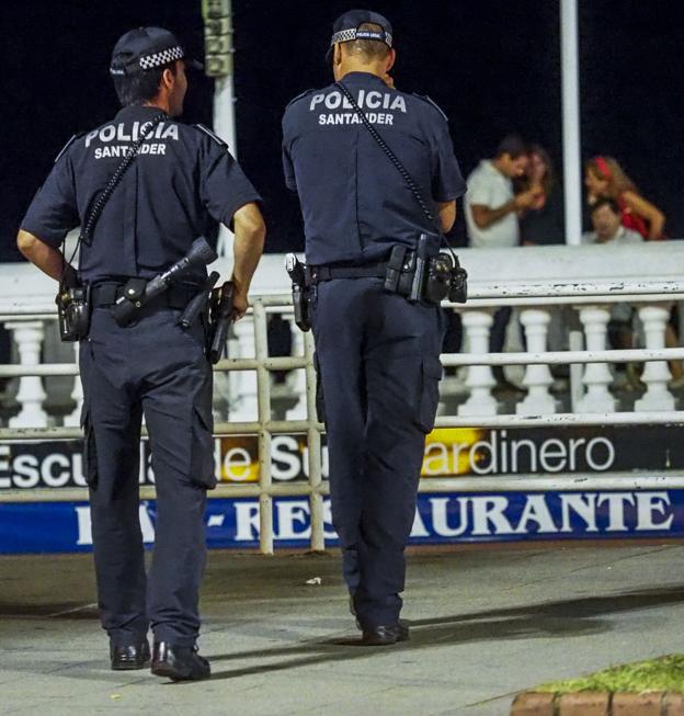 Dos agentes de la Policía Local patrullan por El Sardinero en una imagen de archivo. :: dm